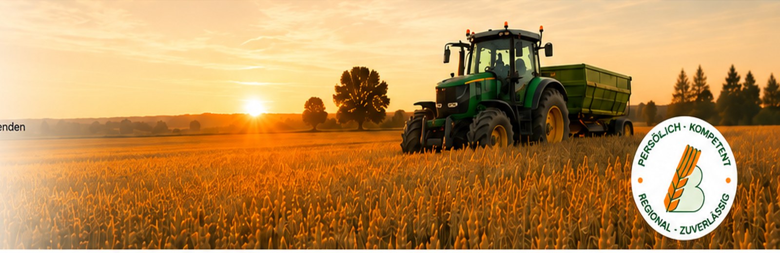 Getreidefeld mit Traktor bei Sonnenuntergang